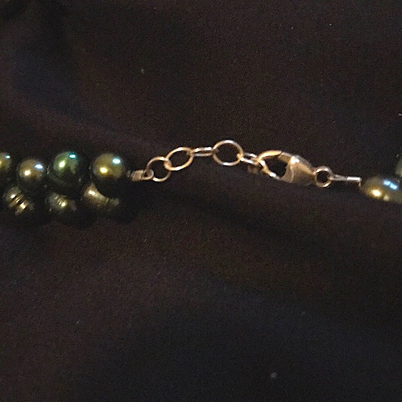 Matching necklace and bracelet set. Jade green pearl lobster closure - Picture 4 of 4